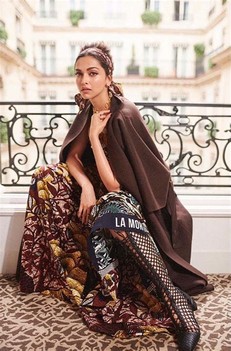 Tahun ke tahun semakin berkembang dan sudah tidak aneh lagi jika style zaman dahulu kembali terulang seperti halnya retro style dan vintage style. Paris Fashion Week 2019: Deepika Padukone's Retro Look ...