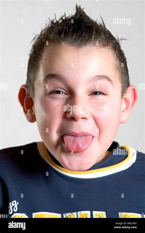 Junge Gesichter Und Zeigt Seine Zunge Stockfotografie Alamy