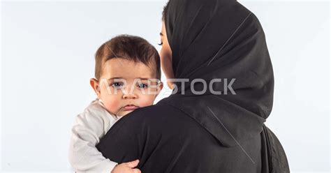 بورتريه لأم تحمل إبنها الرضيع ، صورة مقربة لأم وإبنها ينظر إلى اكاميرا بإيماءات وجه مختلفة تدل