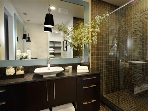 Discover inspiration for your modern bathroom remodel, including colors, storage, layouts and organization. How to Create a Contemporary Bathroom