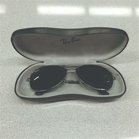Ray Ban Aviators A Clean Pair Of Sunglasses That Fit The Majority