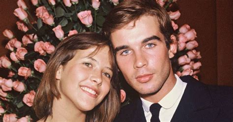 Elle revient d'un voyage en autriche, retrouve ses copains de lycée. Sophie Marceau et Pierre Cosso son partenaire dans La Boum ...