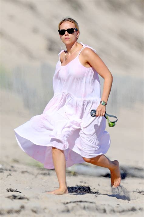 Scarlett Johansson Soaks Up The Sun A Beach Day In The Hamptons