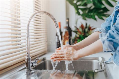 Mujer Lavando Las Manos En El Lavabo Antes De Cocinar En La Cocina Foto De Archivo Imagen De