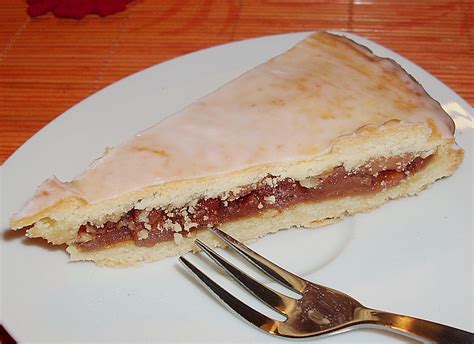 Auf den knusprigen buttermürbeteig boden kommt eine frangipan (mandelcreme) und das mit vanilleschote gekochte quittenkompott. Gedeckter Quittenkuchen von iobrecht | Chefkoch.de