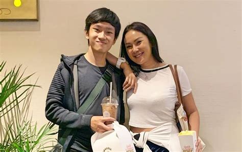 Mereka pun kerap tampil serasi saat momen hari raya idul fitri. Jaga Jarak Saat Bertemu Azka, Kalina Oktarani Lepas Rindu ...