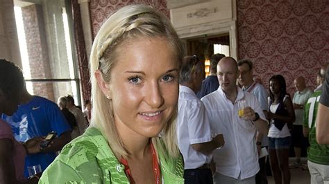 Ülkesini 2012 ve 2016 yaz olimpiyatları ve dört dünya şampiyonasında temsil etti. Karoline Bjerkeli Grøvdal, Isabelle Pedersen | Hinderprinsessen til topps i junior-EM