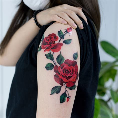 Tatuajes de flores para mujeres. Flores Rosas Rojas - Tatuajes para Mujeres
