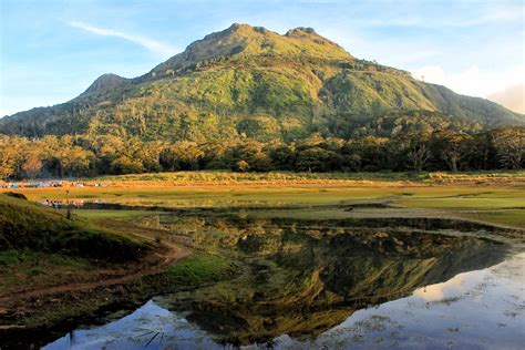 Teman traveler punya hobi bertualang? 10 Gunung di Asia Tenggara yang Cocok untuk Berpetualang ...