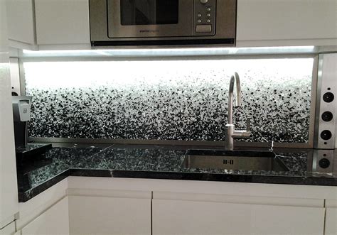 Handelt es sich bei boden oder wand um eine glatte oberfläche, sollte diese aufgeraut werden. Alte Fliesen ersetzen durch Küchenrückwand aus Glas - GLASZONE