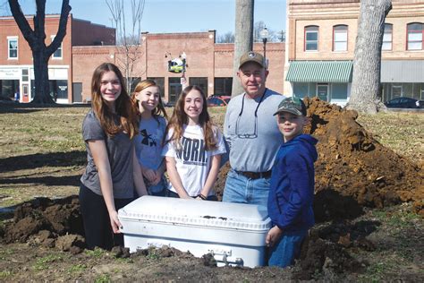 Fayette Bicentennial Time Capsules buried in courthouse lawn | The