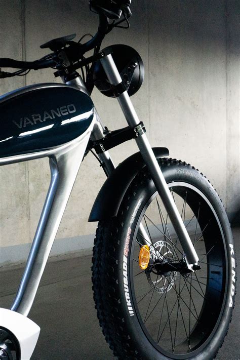 Der café racer ist für diejenigen, die sich bei einer fahrt vom alltagsstress befreien wollen. Cafe Racer E Bike Varaneo | Reviewmotors.co