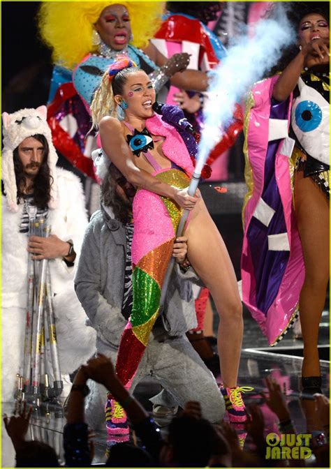 Miley Cyrus Mtv Vmas 2015 Performance Video Photo 858394 Photo