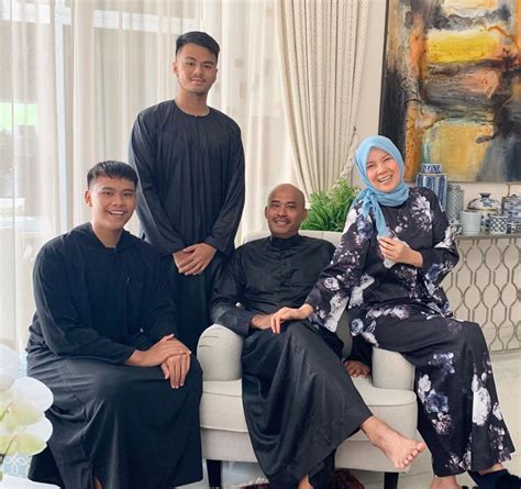 Sheila (kanan) menafikan dakwaan netizen yang mengatakan elisya sudah menetap bersama keluarganya. 'Kasut Anak Kotor, U Bersihkan'- Sheila Rusly Sebak Kenang ...