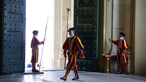 Find the perfect schweizer garde stock photos and editorial news pictures from getty images. Mehr als 500 Jahre Dienst für den Papst - Film zu ...