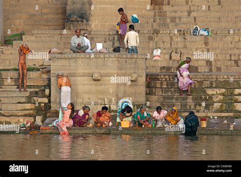 Indische Pilger Baden Und Beten In Den Ganges Bei Einem Ghat In Varanasi Uttar Pradesh Indien