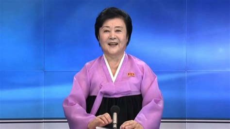 North korean newscaster, known for delivering the news for over thirty years. Ri Chun-hee -„Doamna in Roz" care va anunta Apocalipsa ...