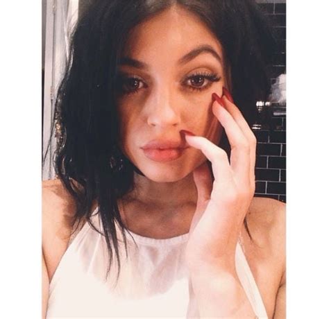What Is Fingermouthing The New Selfie Trend Explained