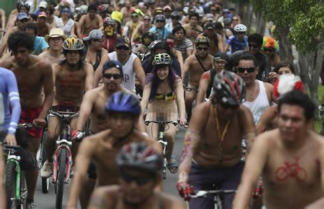 Nudi In Bicicletta Per L Ambiente Ecco La World Naked Bike Ride The