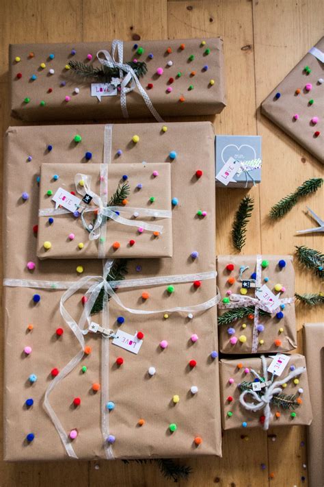 Weihnachtsgeschenke verpacken für Kinder Frau Zuckerstein