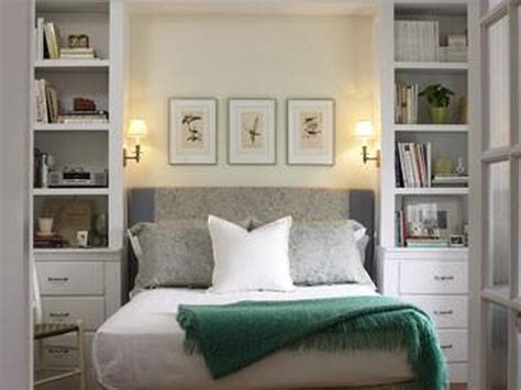 Khusus untuk kamu yang memilih headboard untuk desain kamar tidur sempit milikmu, pilih elemen dekoratif yang tidak tipikal alias unik. 5 Cara Menghias Kamar Tidur yang Bikin Suasana Makin Nyaman