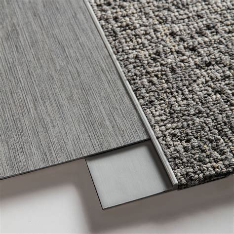 A Close Up View Of An Area Rug With Grey And White Carpeting On It