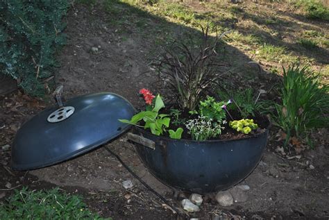 Used An Old Weber Grill As A Pot For Flowers Flower Pots Outdoor