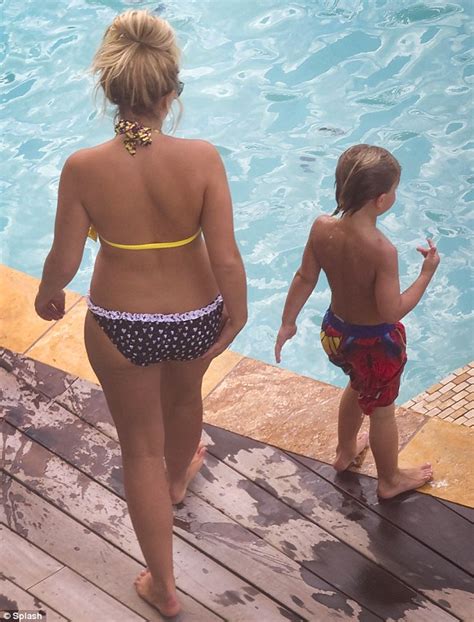Britney Spears Mother Lynne And Sister Jamie Lynn Splash In Pool With Family Daily Mail Online
