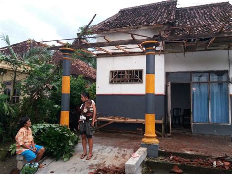 Sangat tidak selesa, cukup menindas; Puting Beliung Mengamuk Di Kediri, 9 Rumah Warga Rusak ...