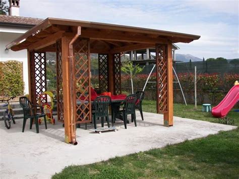 Un'altra soluzione di arredo fai da te in caso di giardino in stile etnico è quella di prendere dei vecchi tappeti con frange e. Gazebo fai da te - Arredo Giardino - Come costruire un ...