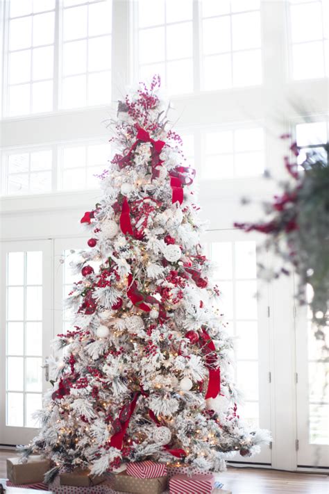 22 Modern Christmas Trees To Get Inspired From This Season