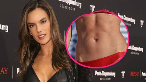 mit fast 40 alessandra ambrosio zeigt sixpack am strand