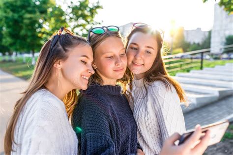 Tonåring 13 14 år Gammal Höstdag Porträtt På Gata Telefonsamtal I Sommarpark Lyssnar Till