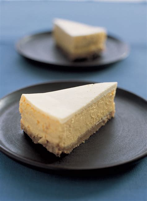 This lemon meringue cheesecake is made with a buttery graham cracker crust, creamy cheesecake, tart lemon curd and toasted meringue! London Cheesecake | Nigella's Recipes | Nigella Lawson