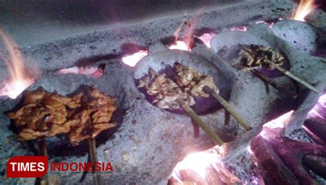 Goreng delam minyak yang dipanaskan di atas api sedang sampai matang. Resep Panggang Ayam Jawa Gurih Manis Desa Gandu : Magetan ...