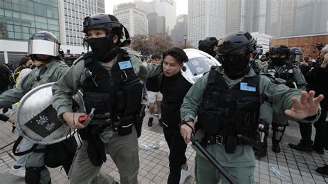 Hongkong Polizei löst Demonstration für Uiguren auf tagesschau de