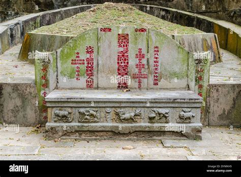 Chinese Grave Singapore Hi Res Stock Photography And Images Alamy
