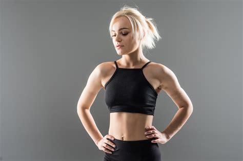 Mujer Joven Rubia En Forma Deportiva Chica En Ropa Deportiva Negra Demuestra Su Fuerte Cuerpo