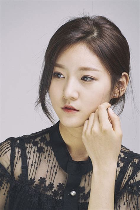 She's popular because of her role in a brand new life, which earned her many awards. Kim Sae Ron: Chưa đầy 18 tuổi đã hai lần sải bước thảm đỏ ...