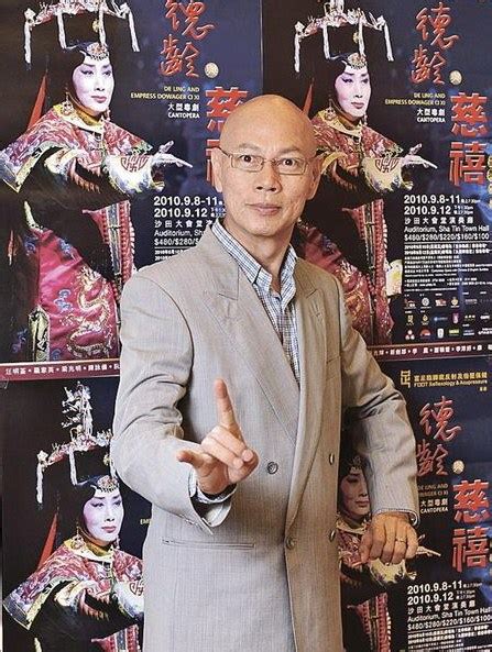 汪明荃，sbs（粵拼：wong1 ming4 cyun4，liza wang ming chuen，1947年8月28號—），身高5英尺3英寸（160厘米），係香港女藝人，由於經驗豐富、地位崇高，故外號阿姐、汪阿姐、liza姐。 汪明荃喺上海崇明島出世，1956年移居香港。 汪明荃批准罗家英去按摩 与老公视频对话(图)_影音娱乐_新浪网