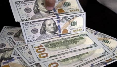 واصلت أسعار الذهب في مصر، استقرارها خلال منتصف تعاملات اليوم الجمعة، حيث بلغ سعر عيار «21» نحو 775 جنيهًا، في حين سجل عيار «24» نحو 886 جنيهًا، وسجل عيار «18» نحو 664 جنيهًا. سعر الدولار في مصر اليوم السبت 27 مارس 2021.. بصمات قناة ...