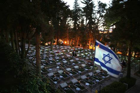 Memorial Day Israel Observes Two Minute Silence To Remember Fallen