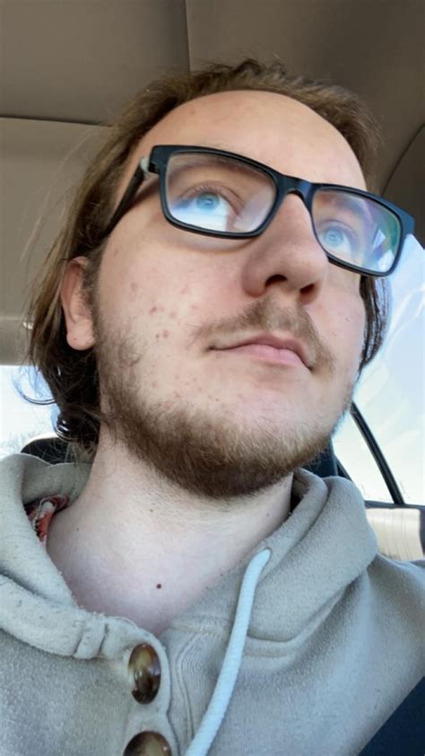Kinda Weirded Out With My Beard It Genuinely Just Doesnt Connect To