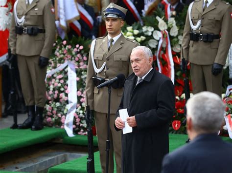 He is married to iwona morawiecka. Kornel Morawiecki spoczął na warszawskich Powązkach ...