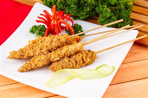 Hidangan ini unik kerana menggulung telur bersama sojej menggunakan lidi. Sate Telur Gulung Pedas | Resep dari Dapur KOBE