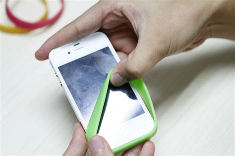 Don't drop your guard or phone. How to Make Easy DIY iPhone Bumper Case | iCreativeIdeas.com