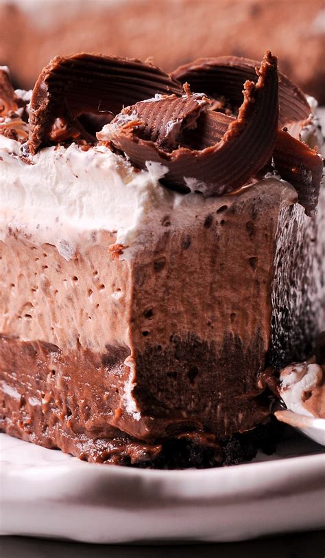 Easy summer chocolate mousse pie #coolwhip via @jenn. No Bake Chocolate Dessert is easy to make using pre-made ...