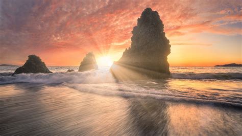 Horizon Ocean With Rock During Sunrise 4k Hd Nature