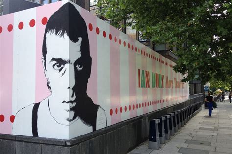 They can be used to display health and safety warnings not only for the public but also for the tradesmen on site. Hoarding graphics | CSG.London