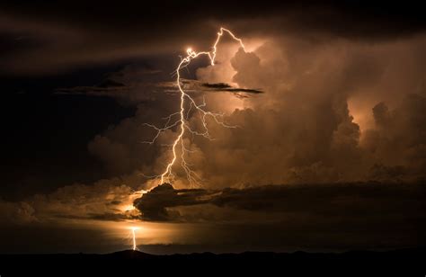 Awe Inspiring Lightning Storms In Pictures Lightning Storm